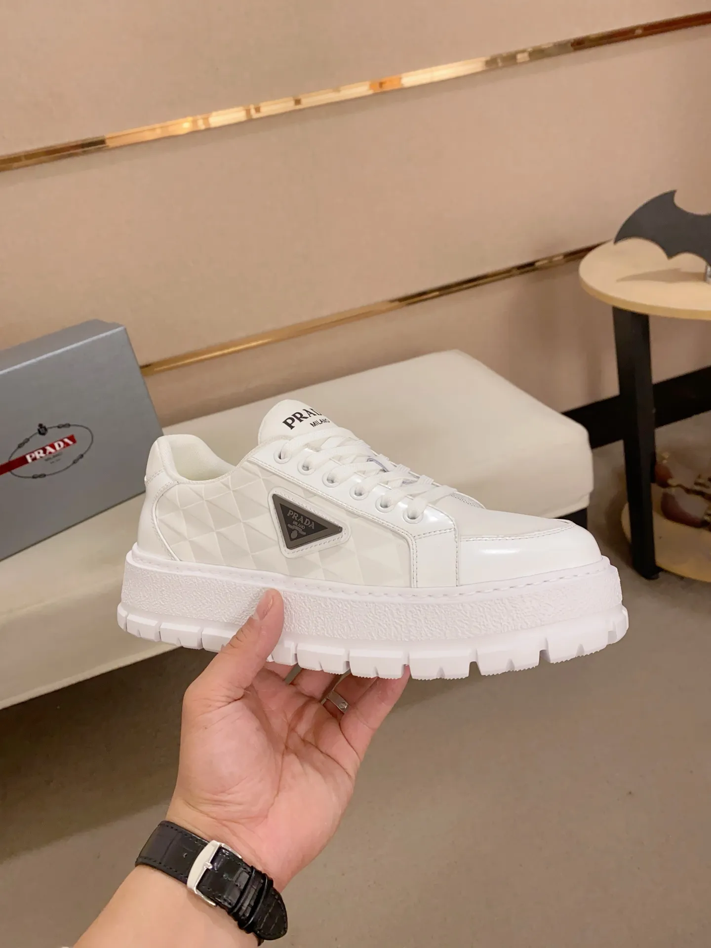 Men's shoes 💰 580💰 ✔️✔️✔️Higher version High-quality new PRADA (Prada) counters are launched simultaneously. The new men's shoes and 😘 fabrics are made of high-tech glue-spraying technology. Lining: Full cowhide lining. 👍🏿 High-end ☄️ Air-cushion molded anti-slip foam outsole, exquisite lines, simple and elegant, comfortable and high-end for leisure travel. Code number: 38 to 44 (45 can be customized and cannot be returned or exchanged)
